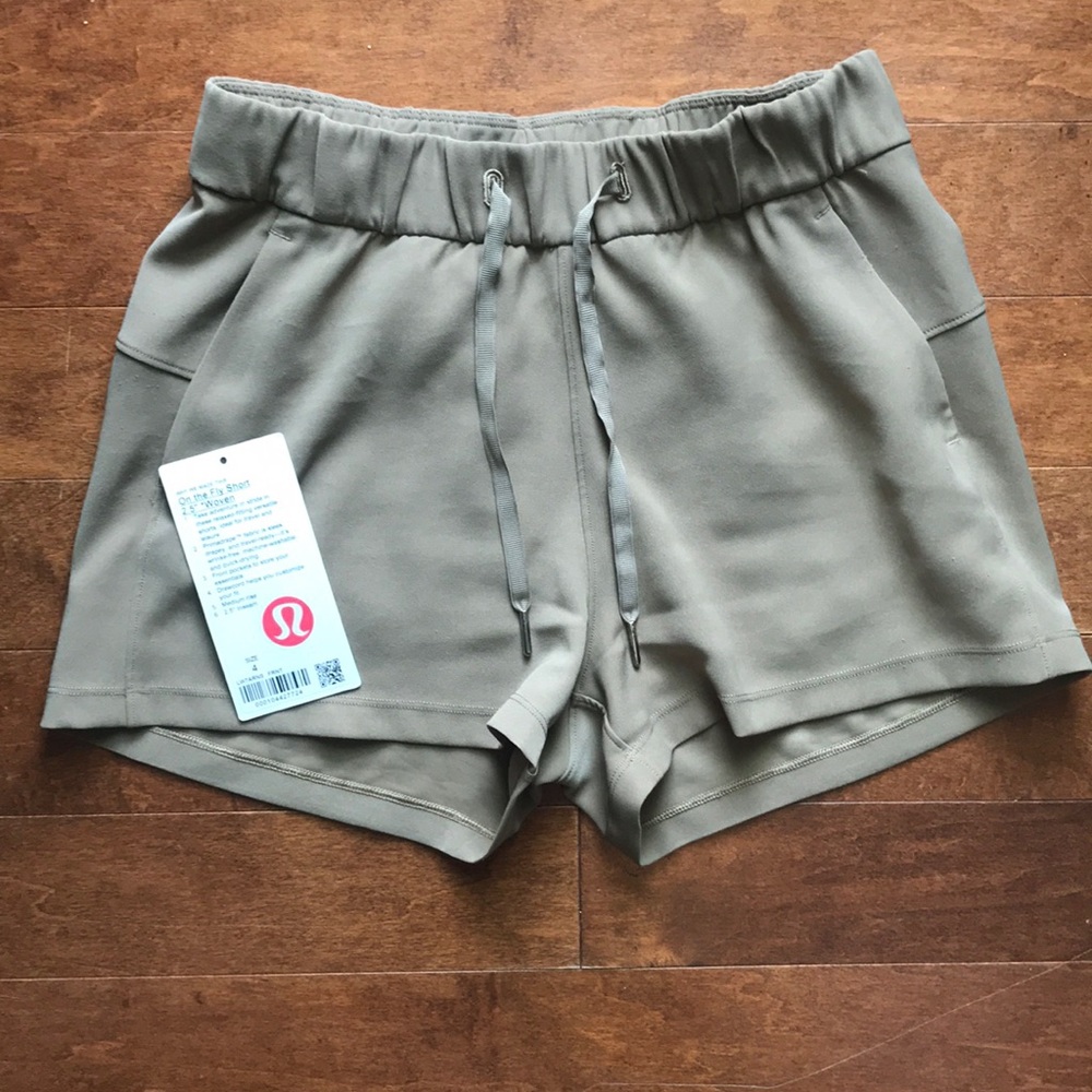 Lululemon on the fly woven short